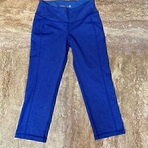 Old Navy active women’s Capri leggings. Royal blue. Size S.